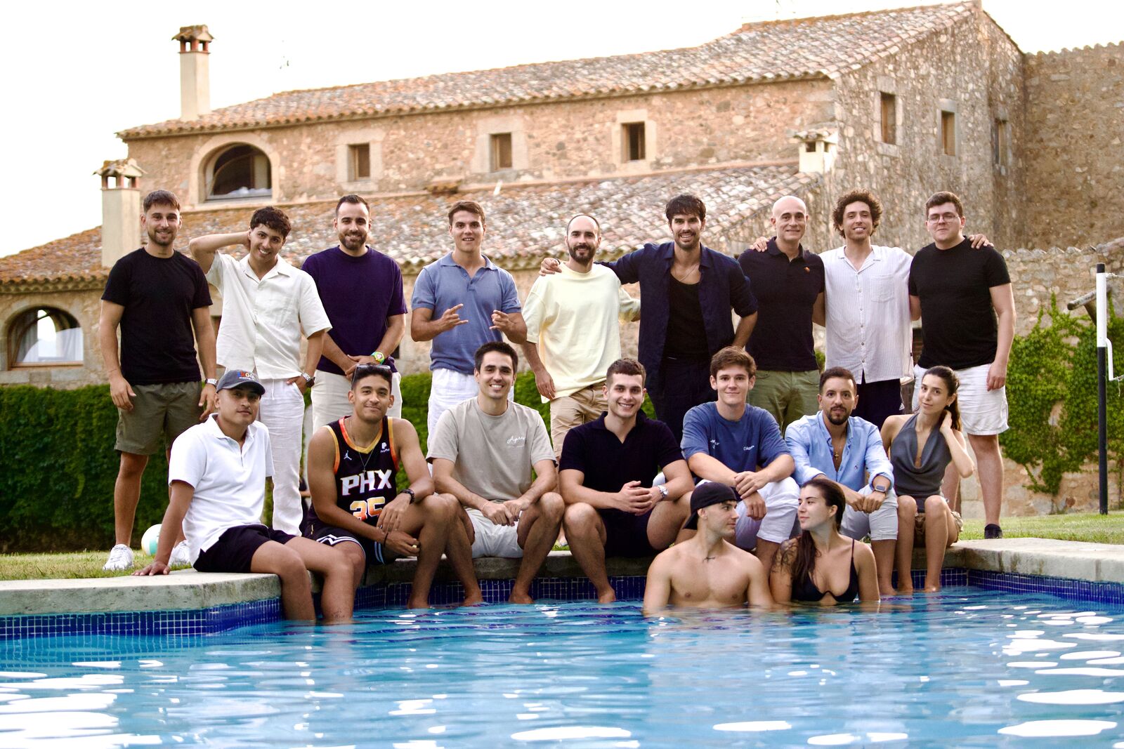 Asistentes al mastermind de Barcelona junto a la piscina